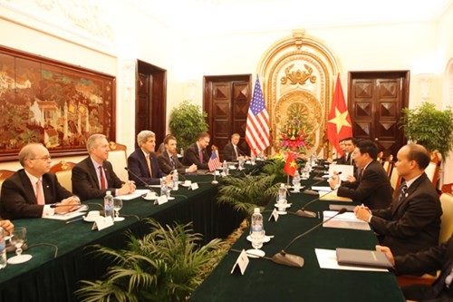 Deputi PM, Menlu Vietnam Pham Binh Minh mengadakan pembicaraan dengan Menlu AS, John Kerry. - ảnh 1