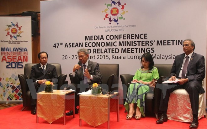 Konferensi AEM-47 menyempurnakan langkah-langkah merealisasikan Komunitas Ekonomi ASEAN - ảnh 1