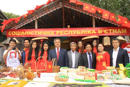 Vietnam untuk pertama kalinya berpartisipasi pada pekan raya tradisional Sorochinsky Yarmarok, Ukraina - ảnh 1