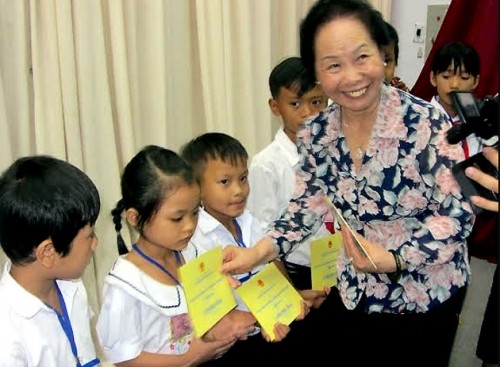 Wapress Vietnam, Nguyen Thi Doan memberikan bewasiswa kepada anak-anak provinsi Hau Giang - ảnh 1