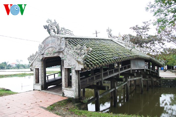 Mengunjungi  jembatan kayu dan beratap genting  Thanh Toan di bumi daerah Hue - ảnh 3
