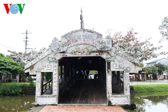 Mengunjungi  jembatan kayu dan beratap genting  Thanh Toan di bumi daerah Hue - ảnh 2