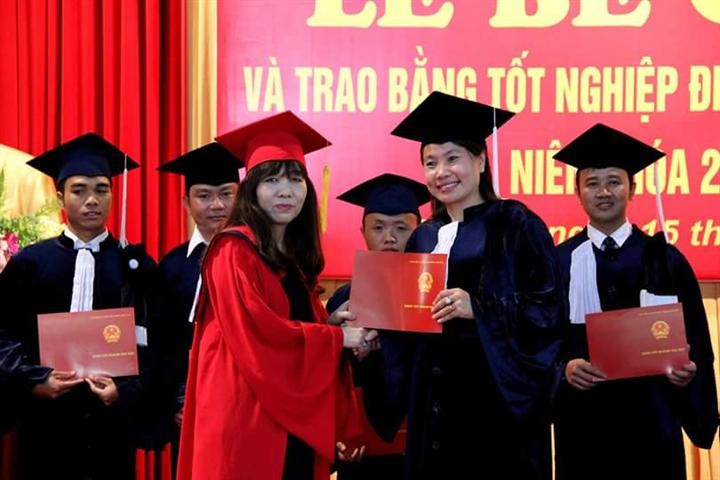 Izasah dengan predikat mahasiswa pandai yang pertama yang dicapai oleh mahasiswa Laos di Akademi Administrasi  Nasional  di Vietnam - ảnh 1