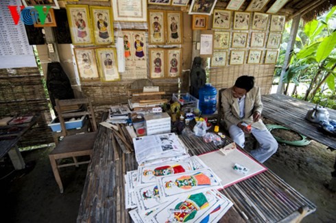 Mengunjungi tempat pembuatan ragam  lukisan rakyat  di bumi daerah Hue - ảnh 4