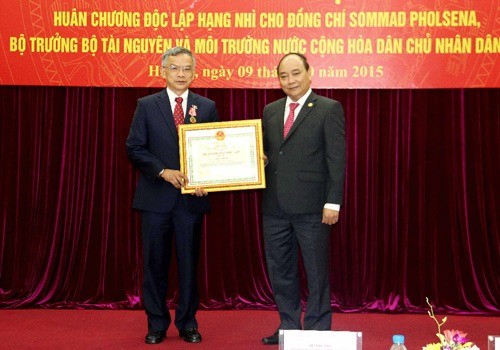 Menteri Sumber Daya Alam dan Lingkungan Hidup Laos mendapat Bintang Jasa Kemerdekaan kelas dua yang diberikan oleh  Negara Vietnam - ảnh 1