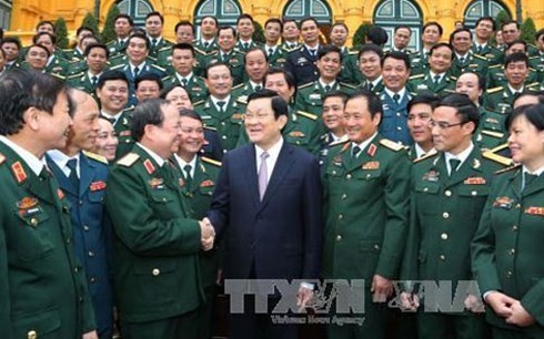 Presiden Vietnam Truong Tan Sang  menemui delegasi “Penggerakan  massa rakyat yang pandai”  di seluruh  tentara.   - ảnh 1