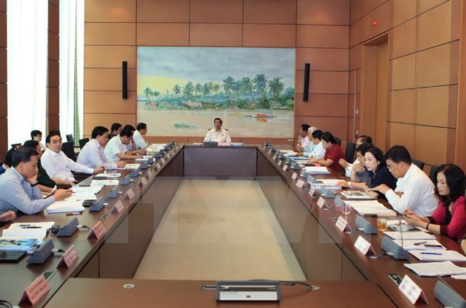 Wakil Ketua MN Vietam, Nguyen Thi Kim Ngan menemui delegasi anggota  MN Vietnam dari provinsi Nghe An dari  berbagai periode - ảnh 1