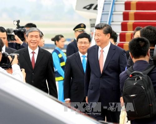 Kesan-kesan  Sekjen, Presiden Tiongkok, Xi Jinping di bandara internasional Noi Bai, kota Hanoi - ảnh 1