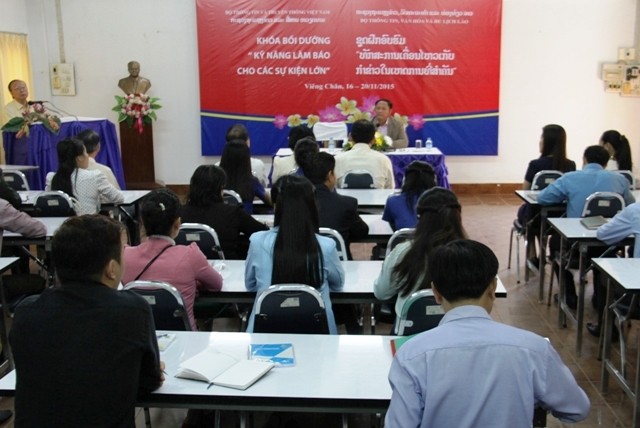 Pembukaan kursus  penataran  kejuruan pers  untuk wartawan Laos - ảnh 1