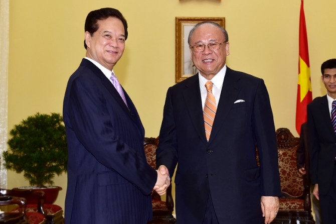 PM Vietnam, Nguyen Tan Dung  menerima  Penasehat Khusus  Persekutuan  Legislator Persahabatan Jepang-Vietnam - ảnh 1