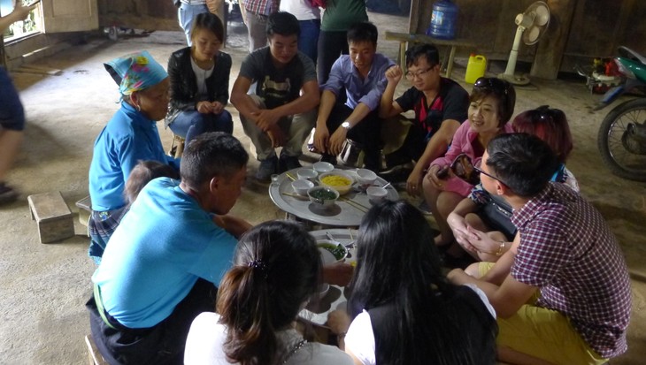 Mengunjungi pemukiman warga etnis Mong di  dukuh Chieng Di, kabupaten Van Ho, provinsi Son La - ảnh 2