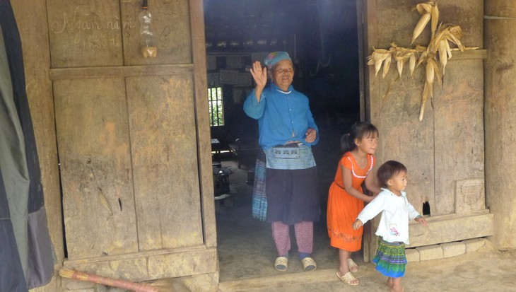 Mengunjungi pemukiman warga etnis Mong di  dukuh Chieng Di, kabupaten Van Ho, provinsi Son La - ảnh 4