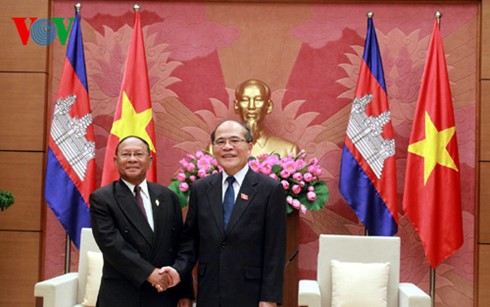 Ketua MN Vietnam Nguyen Sinh Hung menerima Ketua Parleman Laos dan Ketua Parlemen Kamboja. - ảnh 2