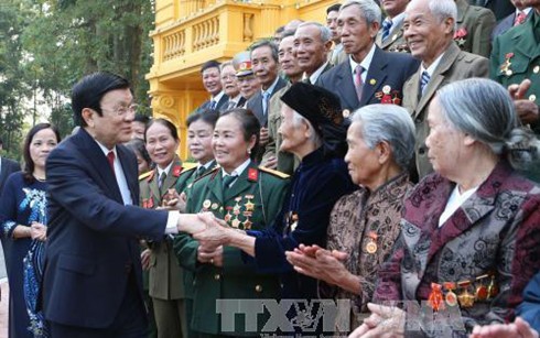 Presiden Vietnam, Truong Tan Sang  menerima delegasi orang yang berjasa kepada Tanah Air dari  provinsi  Ha Nam. - ảnh 1