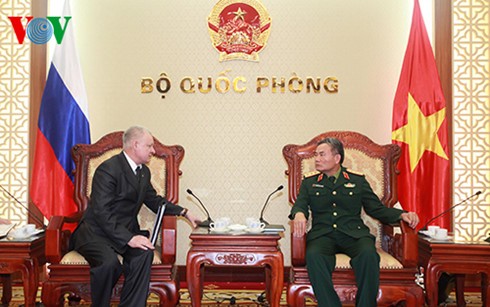 Deputi Menhan Vietnam menerima  Konselor  Federasi Rusia. - ảnh 1