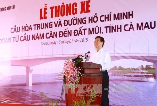 PM Vietnam, Nguyen Tan Dung menghadiri acara peresmian jembatan yang menyambungkan kota Ca Mau dengan  daerah ujung Ca Mau - ảnh 1