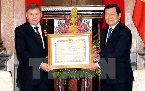 Presiden Vietnam, Truong Tan Sang menerima Ketua Mahkamah Agung Federasi Rusia, Mikhailovich Lebedev - ảnh 1
