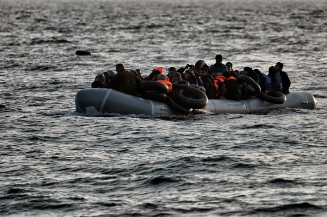 Terus  menyelamatkan ribuan orang di lepas pantai Libia - ảnh 1