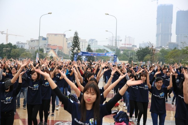 Kaum pemuda Vietnam berjalan seperjalanan dengan Kampanye Jam Bumi - 2016 - ảnh 2