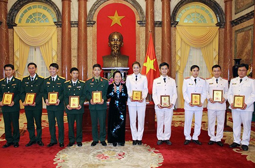 Wapres Vietnam, Nguyen Thi Doan menerima delegasi anggota Liga Pemuda  Komunis Ho Chi Minh yang tipikal  dari kekuatan Keamanan Publik dan Tentara Vietnam - ảnh 1