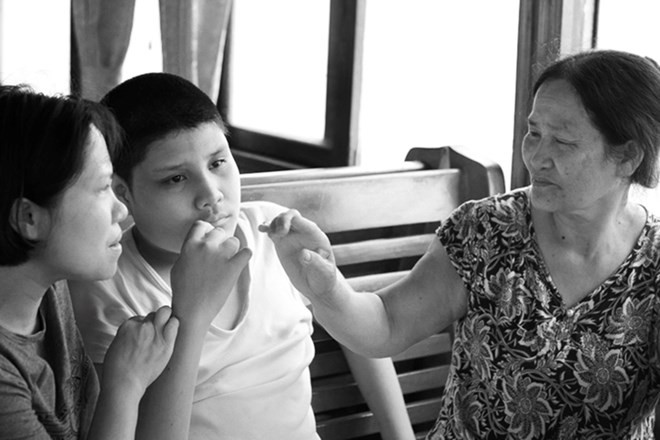 Pameran  foto tentang penyandang autisme di Vietnam dan di  dunia - ảnh 1