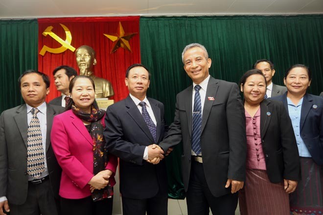 Memperkuat  kerjasama antara  organisasi serikat buruh dua negeri Vietnam dan Laos - ảnh 1