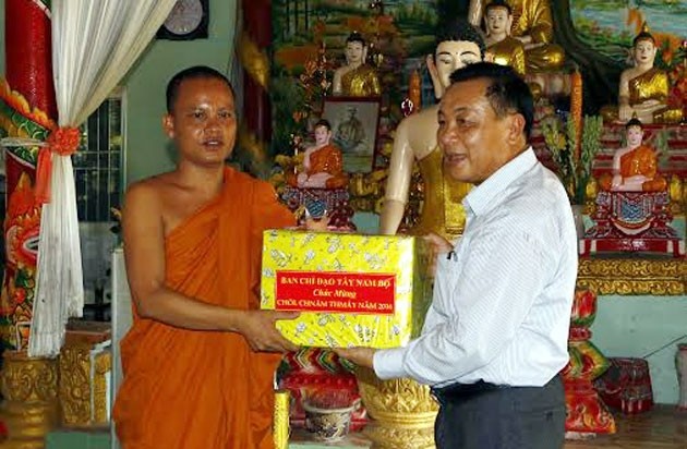 Badan Pengarahan Daerah Nam Bo Barat  mengucapkan selamat kepada warga etnis Khmer provinsi Hau Giang - ảnh 1