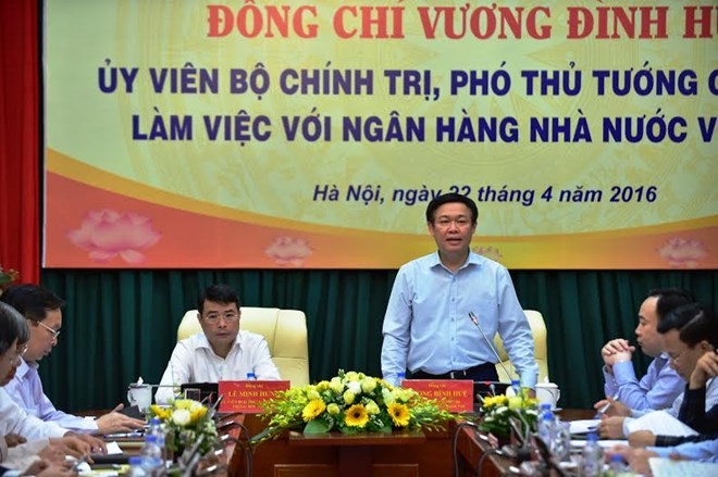 Deputi PM Vuong Dinh Hue melakukan temu kerja dengan Bank Negara Vietnam - ảnh 1