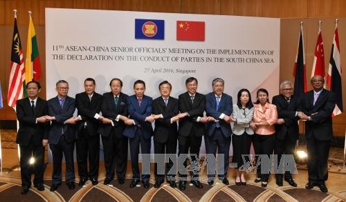 Tiongkok merekomendasikan satu pernyataan yang berkomitmen dengan ASEAN tentang sengketa wilayah - ảnh 1