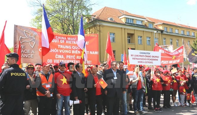 Orang Vietnam di Czech memberikan surat protes kepada Duta Besar Tiongkok untuk menentang militerisasi di Laut Timur - ảnh 1