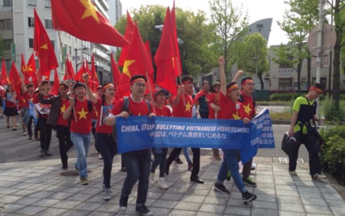 Orang Vietnam  di Jepang menentang Tiongkok yang melanggar kedaulatan Vietnam di Laut Timur - ảnh 1