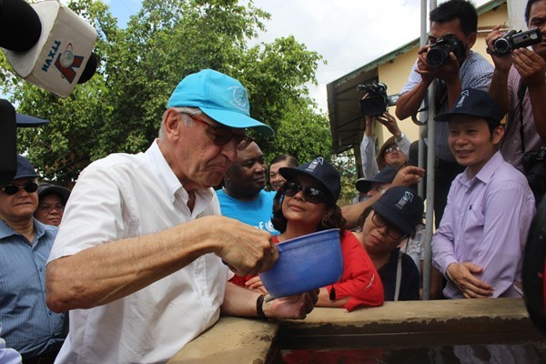 Wakil Sekjen PBB, Jan Eliasson melakukan kunjungan inspeksi atas kekeringan dan keasinan di provinsi Ben Tre - ảnh 1