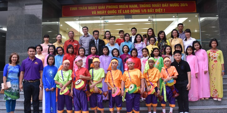 Rombongan guru dan pelajar diaspora Vietnam di Thailand  mengunjungi provinsi Ninh Binh - ảnh 1