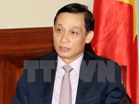 Deputi Menlu Vietnam, Le Hoai Trung  mengadakan kontak dengan Sekretaris Komite Partai Komunis provinsi  Guangxi, Tiongkok - ảnh 1