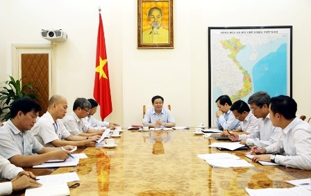 Deputi PM Vuong Dinh Hue memimpin sidang Dewan Konsultasi Nasional  urusan kebijakan keuangan dan moneter - ảnh 1