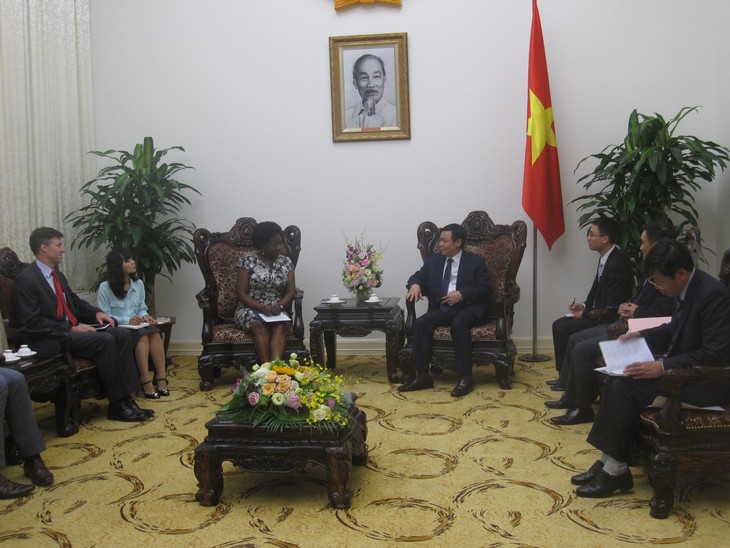 Deputi PM Vuong Dinh Hue menerima Wakil Presiden WB urusan kawasan Asia-Pasifik, Victoria Kwa Kwa - ảnh 1