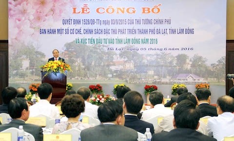 PM Nguyen Xuan Phuc  menghadiri acara pengumuman mekanisme dan kebijakan khusus tentang  pengembagan kota Da Lat - ảnh 1