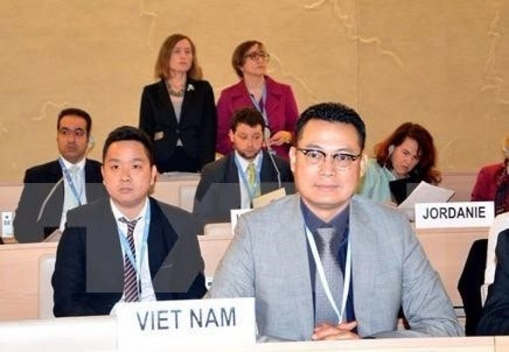 Vietnam berkomitmen bersama-sama dengan negara-negara lain akan  terus menanggulangi  dampak perubahan iklim terhadap hak manusia - ảnh 1