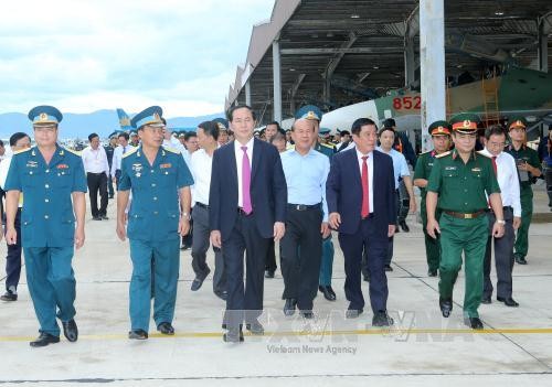 Presiden Vietnam Tran Dai Quang mengunjungi Resimen Angkatan Udara 925 - ảnh 1
