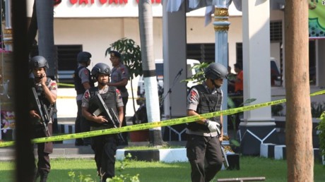 Serangan bom bunuh diri terhadap pos polisi di kota Solo, Indonesia - ảnh 1