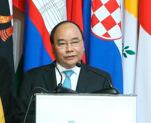 PM Nguyen Xuan Phuc  menghadiri KTT ASEM-11 - ảnh 1