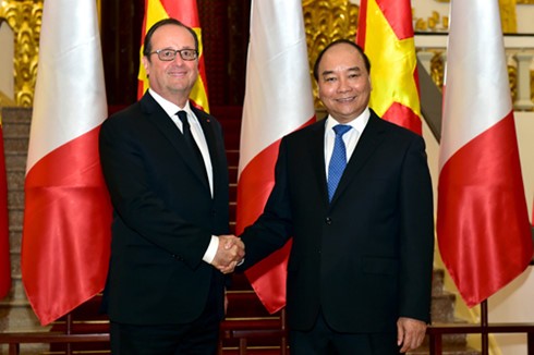 PM Vietnam, Nguyen Xuan Phuc mengadakan pertemuan dengan Presiden  Ferancis, Francois Hollande - ảnh 1