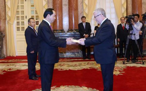 Presiden Vietnam, Tran Dai Quang menerima para Dubes yang datang menyampaikan surat mandat - ảnh 1