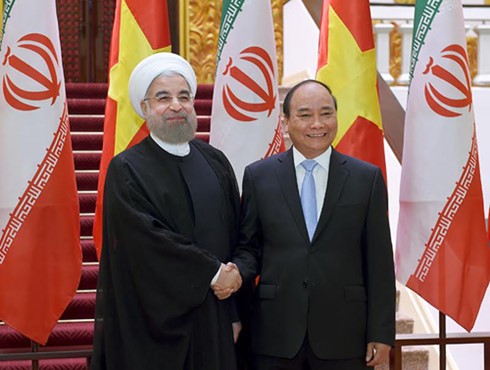 PM Nguyen Xuan Phuc bertemu dengan Presiden Iran, Hassan Rouhani - ảnh 1