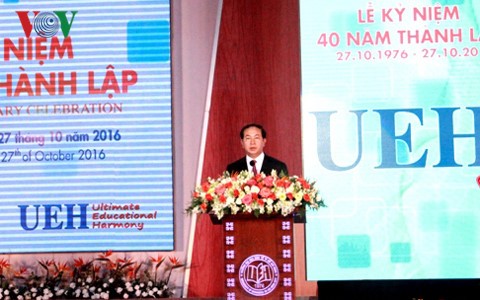 Presiden Tran Dai Quang menghadiri upacara peringatan ultah ke-40  berdirinya Sekolah  Tinggi Ekonomi kota Ho Chi Minh - ảnh 1