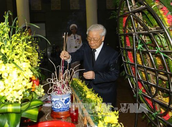 Upacara pemakaman  mantan Wakil Ketua MN Truong Quang Duoc diadakan dengan khidmat - ảnh 1
