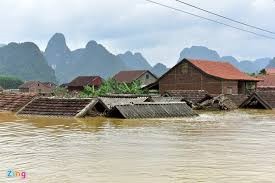 Jumlah uang sebesar 46 miliar dong Vietnam diberikan kepada warga di daerah banjir di Vietnam Tengah - ảnh 1