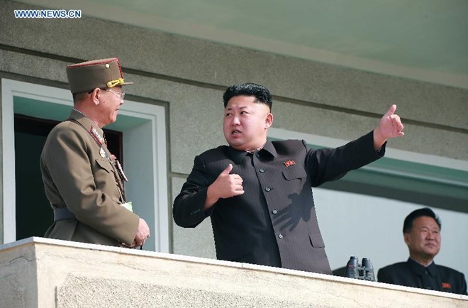 Pemimpim RDRK Kim Jong Un memimpin penembakan meriam peluru sungguhan - ảnh 1