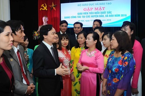 Kementerian Pendidikan dan Pelatihan Vietnam bertemu dengan para guru tipikal  yang bekerja di kabupaten  dan kecamatan pulau - ảnh 1