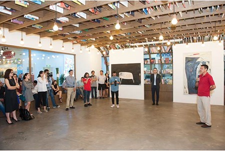 Pameran lukisan yang bercorak pedesaan ciptaan pelukis Ha Tri Hieu membuka  rangkaian pameran AIA Vietnam Eye - ảnh 1
